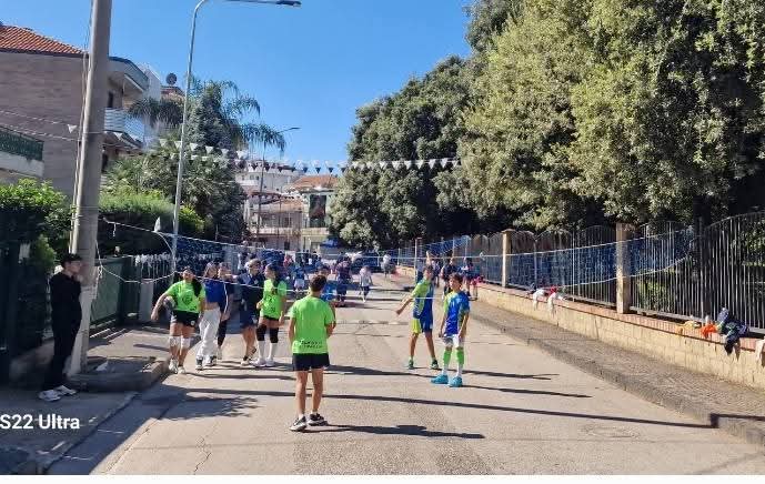 Bambini e ragazzi giocano a minivolley sui campi allestiti in strada durante l’edizione precedente